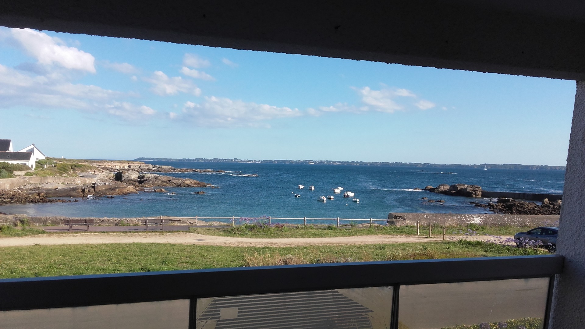 Vue sur la plage et l’Île de Groix