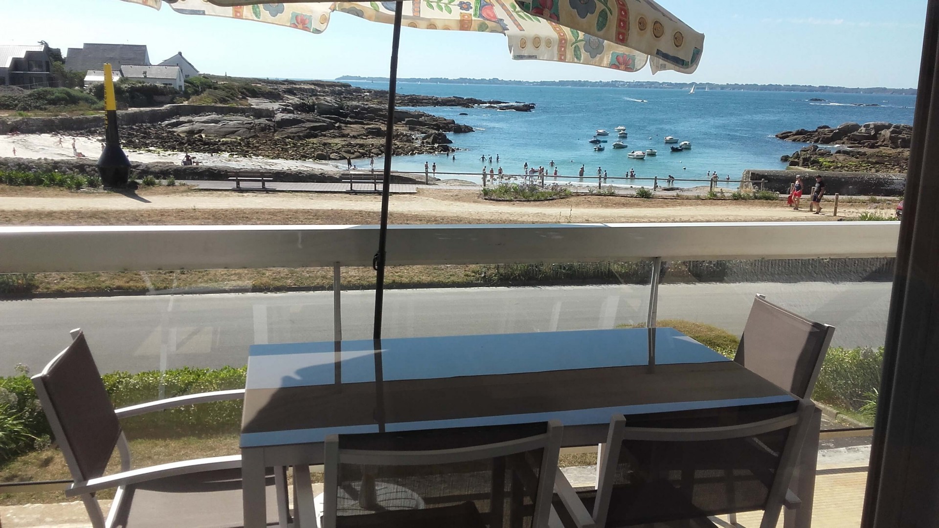 Vue du séjour sur la plage et l'Ile de Groix