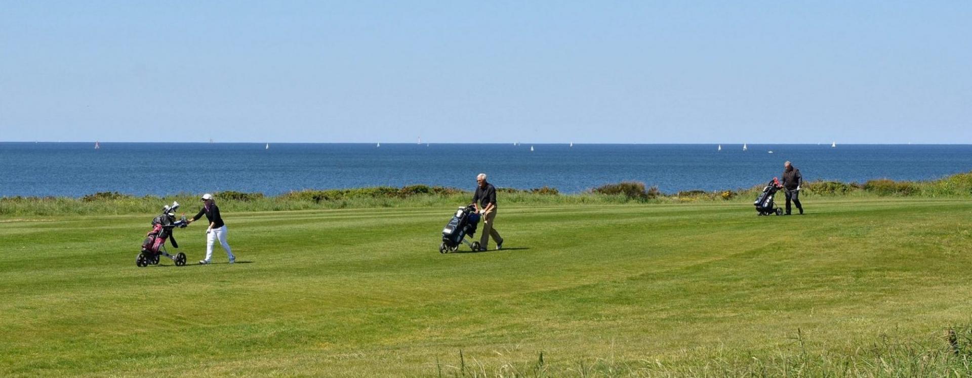 Golfeurs deplacement parours golf de Ploemeur Océan